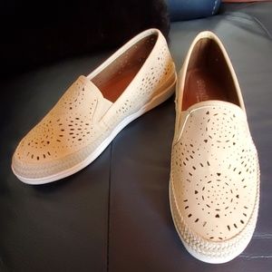 Beige shoe